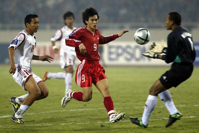 Đỉnh cao của sự thất vọng ở Tiger Cup 2004 là thất bại 0-3 trước Indonesia ngay tại Mỹ Đình, khiến tuyển Việt Nam chỉ xếp thứ 3 bảng A và bị loại. Trong ảnh, Công Vinh đối mặt với thủ môn Hendro Kartiko của Indonesia.